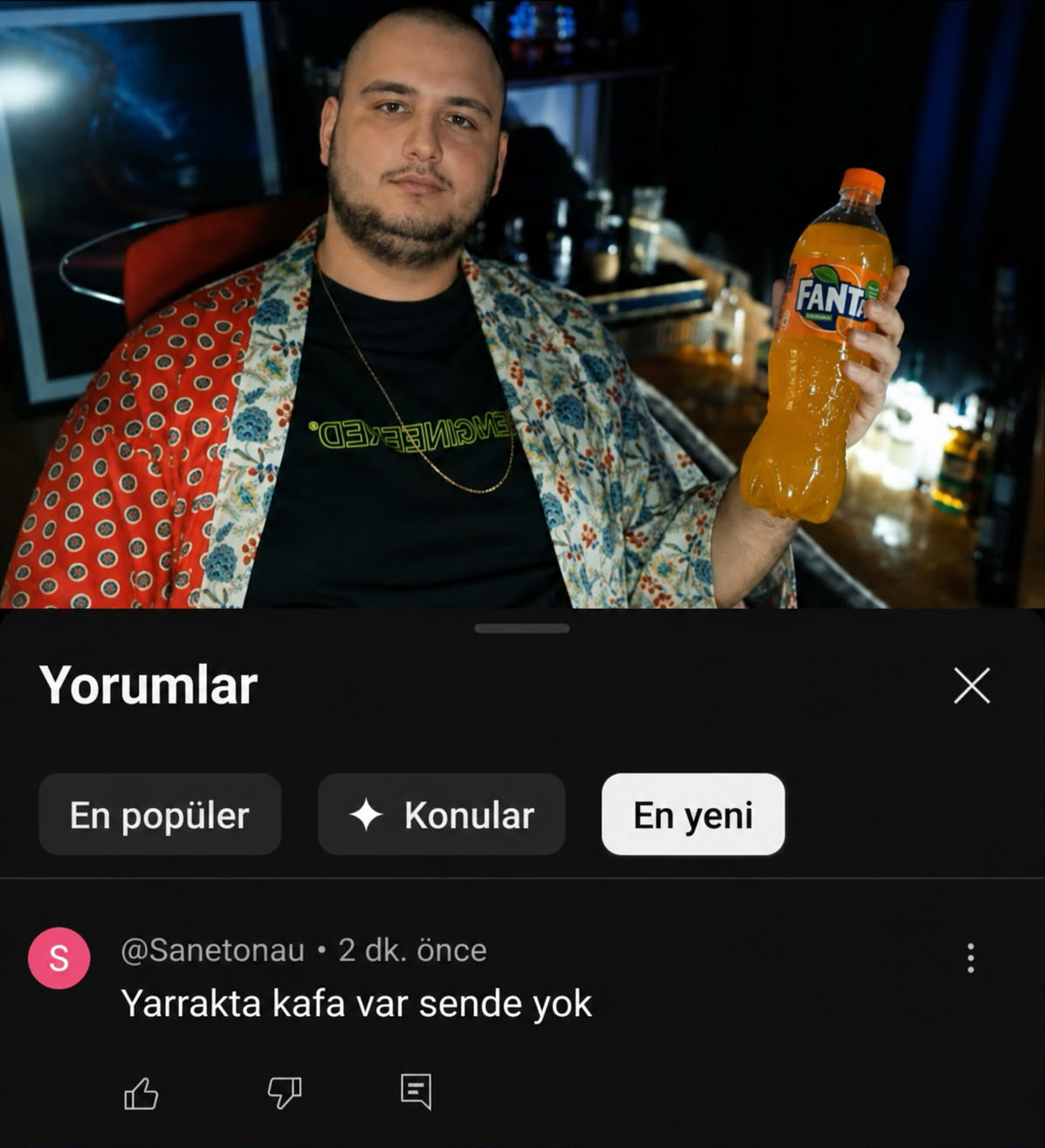 Beyaz tişörtte yakın plan selfie